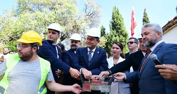 Özgür Özel Bornova’da coşkuyla karşılandı