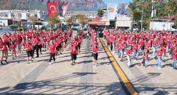 Başkan Topaloğlu’ndan 430 dansçı karşısında zeybek