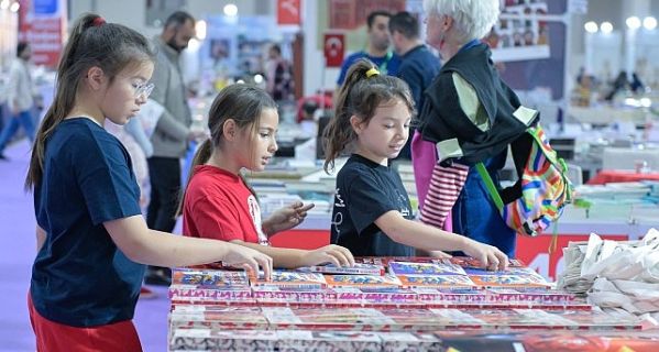 İZKİTAP okurları yazarlarla buluşturmaya devam ediyor