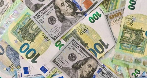 Kapalıçarşı’da Sahte Dolar Tehlikesi: Para Sayma Makineleri Ayırt Edemiyor!