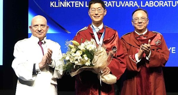 İstinye Üniversitesi Tıp Fakültesi Bilim Nişanı Stanford Üniversitesi’nden Prof. Dr. Michael Lim’e takdim edildi.