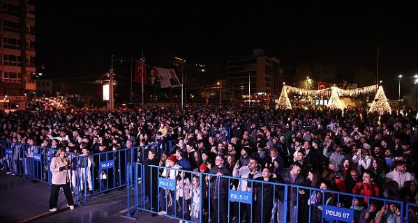 Antalyalılar yeni yıl coşkusunu Cumhuriyet Meydanı’nda yaşadı