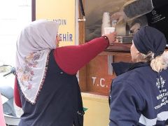 Başkan Çerçioğlu vatandaşlara ve pazarcı esnafına sıcak çorba ikramına devam ediyor