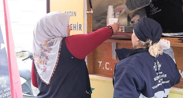 Başkan Çerçioğlu vatandaşlara ve pazarcı esnafına sıcak çorba ikramına devam ediyor