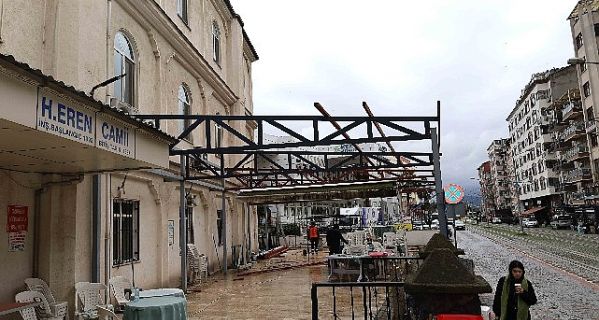İzmit Eren Camii’ne yeni sundurma