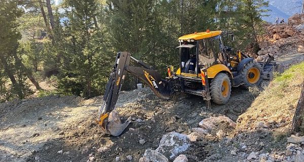 Büyükşehir heyelan yaşanan yollarda duvar örüyor