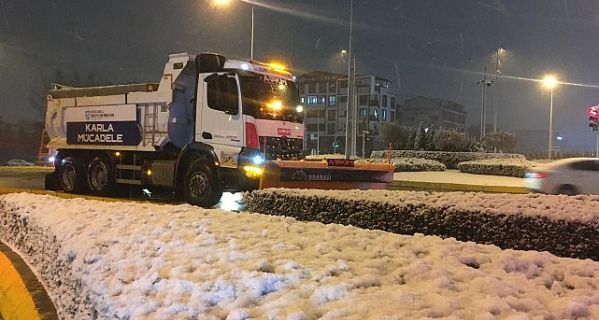 Büyükşehir’in kar mesaisi canla başla sürüyor; Kocaeli’de yollar açık, ulaşımda aksama yok