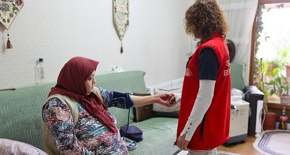 Evde Yaşlı Bakım Hizmeti Yüzlerde Tebessüm Olmayı Sürdürüyor