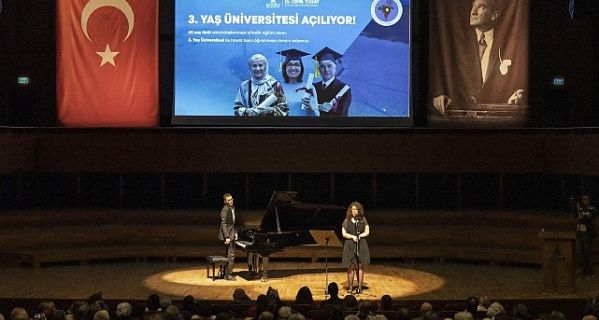 İzmir’de 60 yaş ve üzerindekiler üniversiteli oluyor