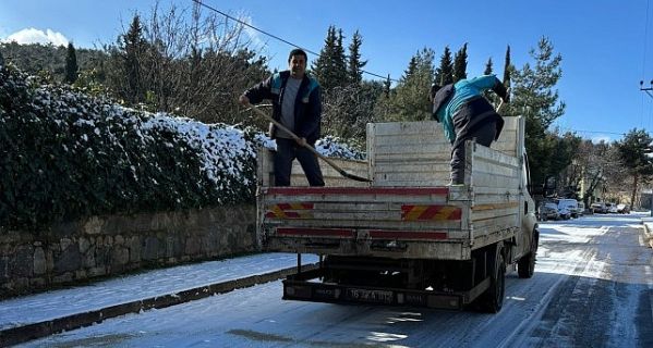 Nilüfer’de yolların açılması için ekipler seferber oldu