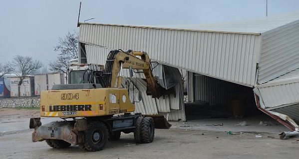 Tarım arazisi üzerindeki kaçak depo yıkıldı