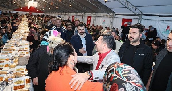 Başkan Rasim Arı, Binlerce Kişiyle İftar Yaptı