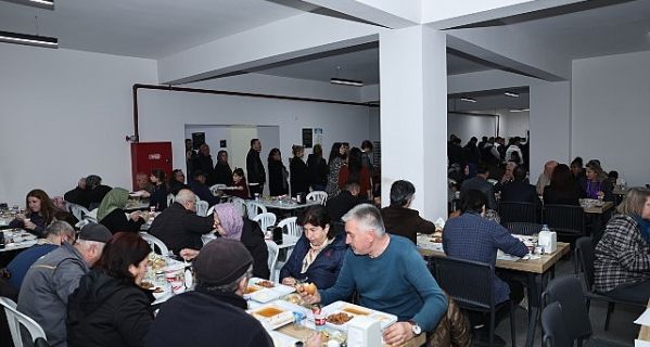Başkan Şadi Özdemir aşevinde vatandaşlarla iftar yaptı