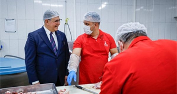 Başkan Tugay aşevinde yemek hazırlığına katıldı