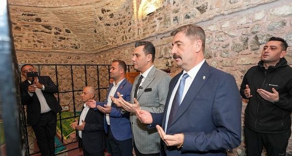 Başkan Zeyrek, Kadir Gecesi’nde Kula’da Gönül Sofrasına Katıldı