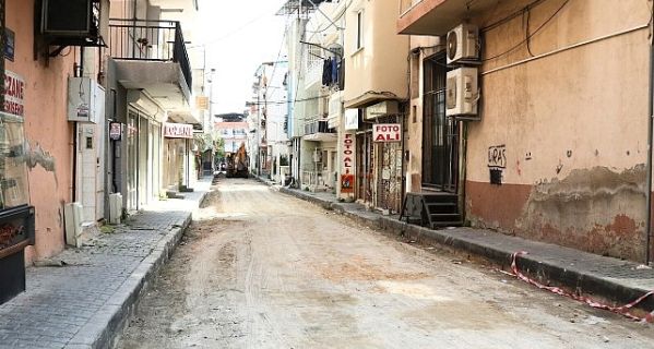 Bayraklı’da yol yenileme seferberliği