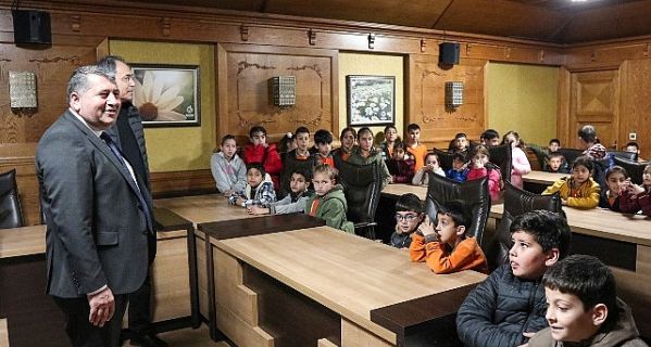 İlkokul Öğrencileri Başkan Sakarsu’yu Ziyaret Etti