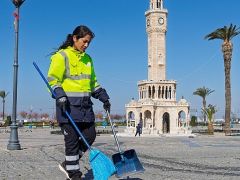 İzmir’de kadın emeği kenti güzelleştiriyor