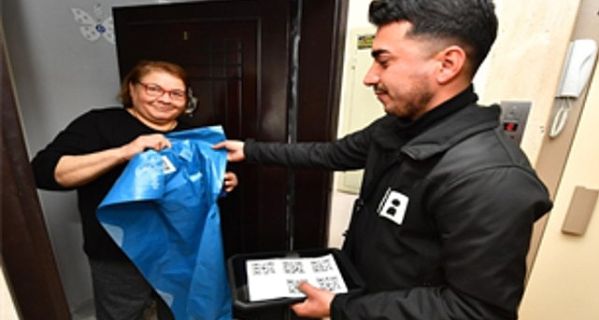 İzmir’in atık yönetiminde “QR kodlu mavi poşet” dönemi