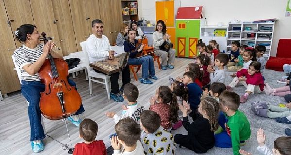 Karşıyakalı minikler Türk müziği çalgıları ile tanışıyor 