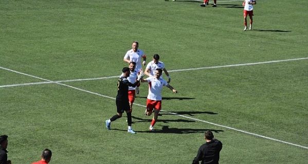 Lider üç puanı 5 golle kazandı 
