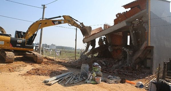 Nilüfer’de 2 katlı kaçak bina yıkıldı