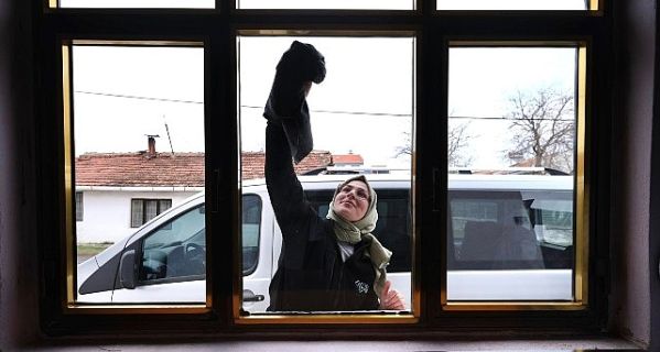 yaşlıların evlerini inegöl belediyesi temizliyor