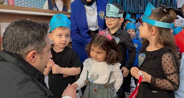 Anne Şehir’de polislere sürpriz kutlama