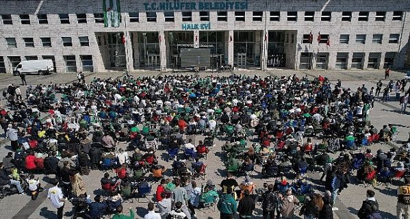 Bursaspor’un şampiyonluk maçı Halk Evi önünde dev ekranda izlendi