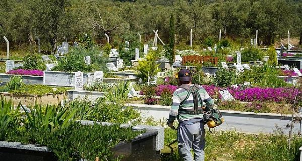 Edremit’teki kabristanlıklarda temizlik ve bakım çalışması yapılıyor