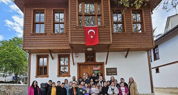 Gölcük Belediye Başkanı Ali Yıldırım Sezer, Gölcük’te en çok kitap okuyan öğrencileri ödüllendirdi