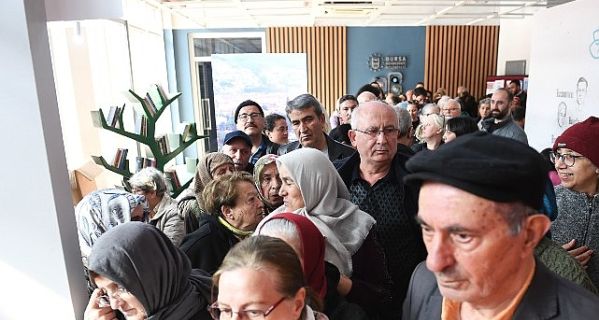 Kitapseverler Osmangazi Belediyesi’nin standında kuyruklar oluşturdu