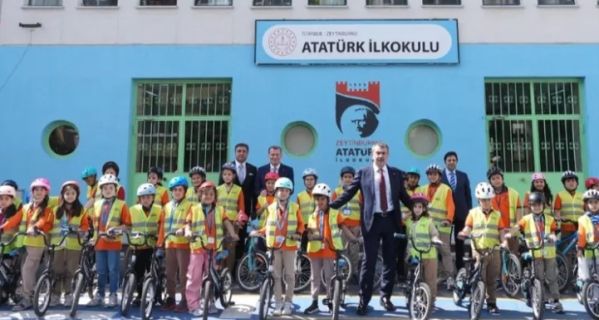 Bakan Tekin, Öğrencilerle Bisiklet Turu Yaptı