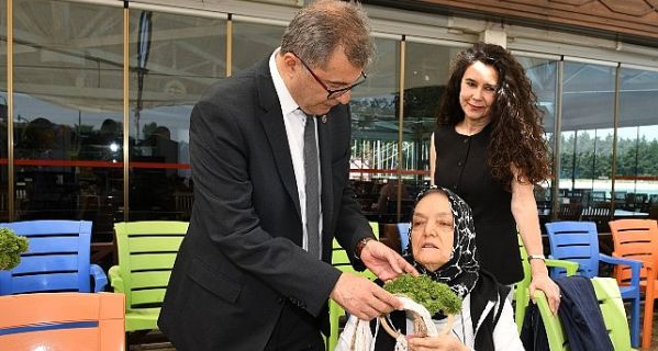 Alzheimer hastaları için Anneler Günü kutlaması