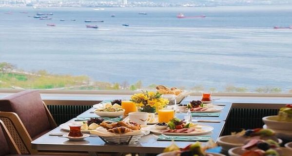 Anneler Günü’nde Marmara Denizi Manzarasında Brunch Keyfi: Sky167’de Annenize Lezzetle Taçlanan Bir Gün Hediye Edin!