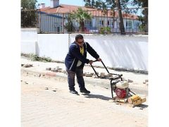 Didim Belediyesi, ilçe genelinde başlattığı yol yapım çalışmalarını tüm hızıyla sürdürüyor.