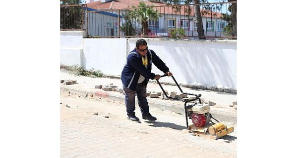 Didim Belediyesi, ilçe genelinde başlattığı yol yapım çalışmalarını tüm hızıyla sürdürüyor.