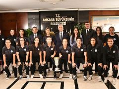 Kupa Mansur Başkan’ın Ellerinde