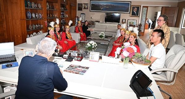 Raykhon Dans Grubu’ndan Başkan Topaloğlu’na ziyaret