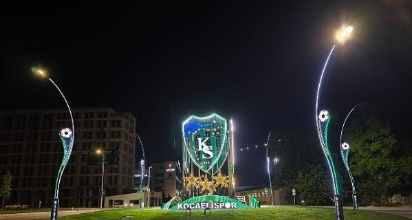 Stat kavşağını Kocaelispor’un arması aydınlatıyor