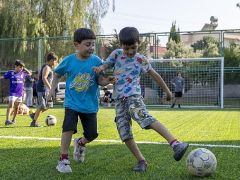 Yenişehir Belediyesi çocuklar için mahallelerde halı saha açmaya devam ediyor