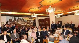 Başkan Arı, Vatandaşlarla ve Personelle Bayramlaştı