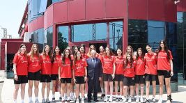 Başkan Şadi Özdemir’den filenin genç sultanlarına motivasyon ziyareti