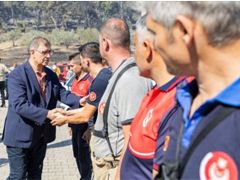 Başkan Tugay yangından etkilenen vatandaşları ziyaret etti