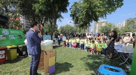 Bayraklı’da ‘Çevre Günü’ şenliği – Çocuklar çizdi, belediye çöp kamyonlarıyla ilçe sokaklarına taşıdı