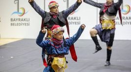 Bayraklı’da halk dansları gösterisi nefes kesti
