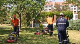 Çankaya Parklarında Çimler Biçiliyor, Otlar Temizleniyor