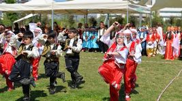 İlkokul Öğrencilerinden Halk Oyunu Gösterisi