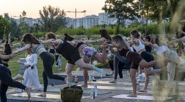 Karşıyaka’da gün batımında yoga buluşması