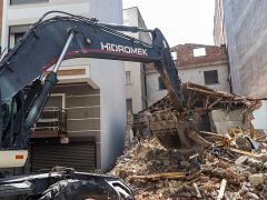 Karşıyaka’da metruk ve riskli binalar tek tek yıkılıyor